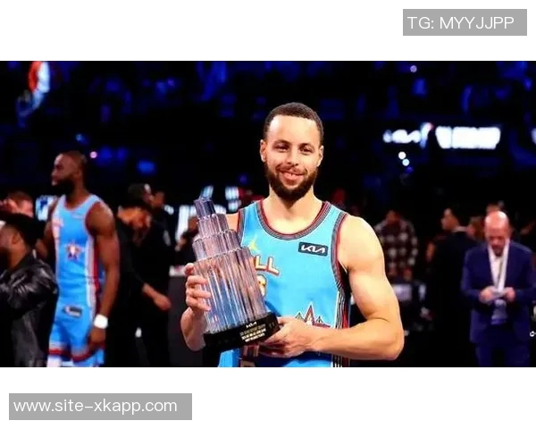 库里因伤缺席全明星赛却在热身中全力支持队友传球展现团队精神